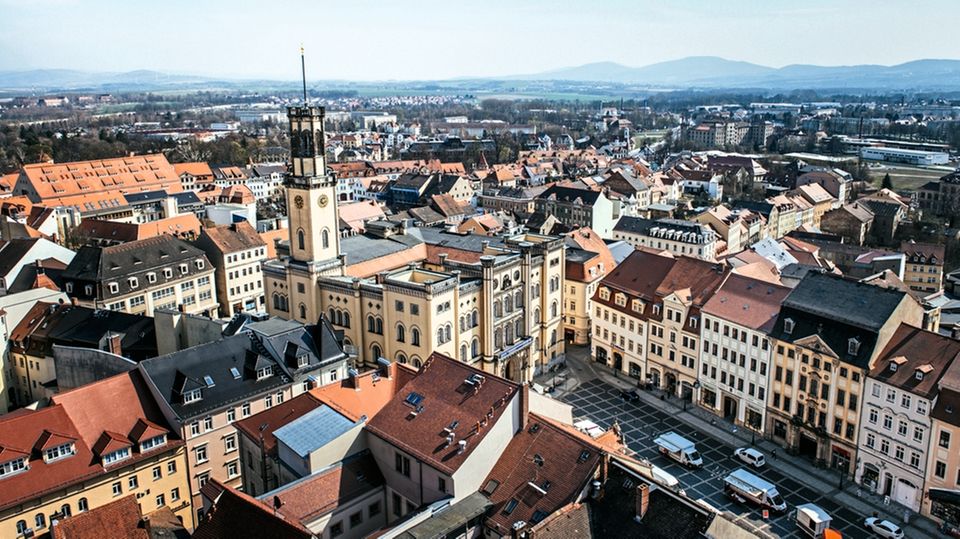 EU-Parlament: Blick auf den Marktplatz und über die Dächer von Zittau. 26.000 Menschen leben hier, Platz hätte die Gemeinde für doppelt so viele Blick auf den Marktplatz und über die Dächer von Zittau. 26.000 Menschen leben hier, Platz hätte die Gemeinde für doppelt so viele
