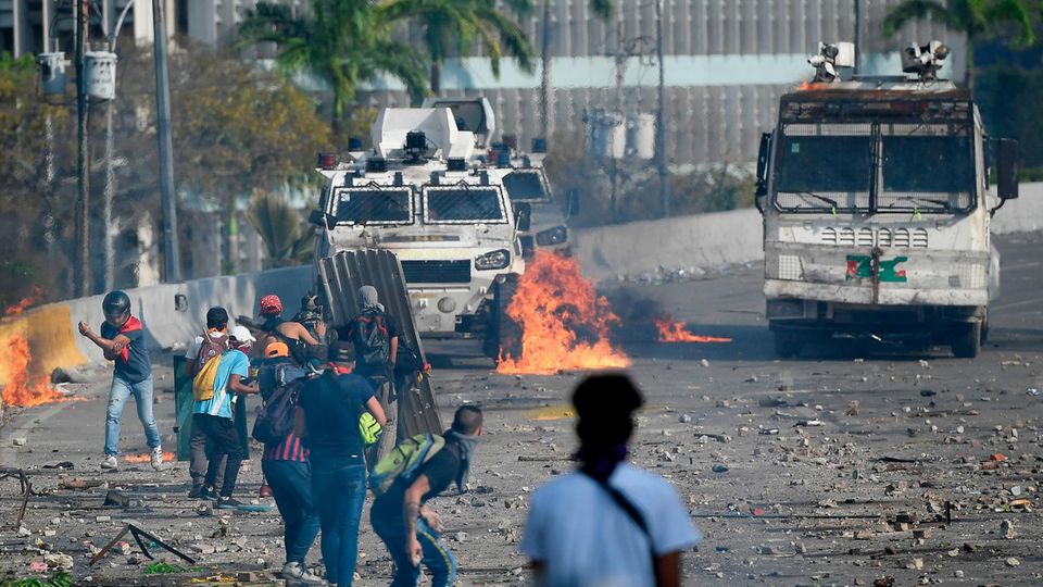 Straßenschlachten zwischen Demonstranten und Sicherheitskräften in Caracas, Venezuela