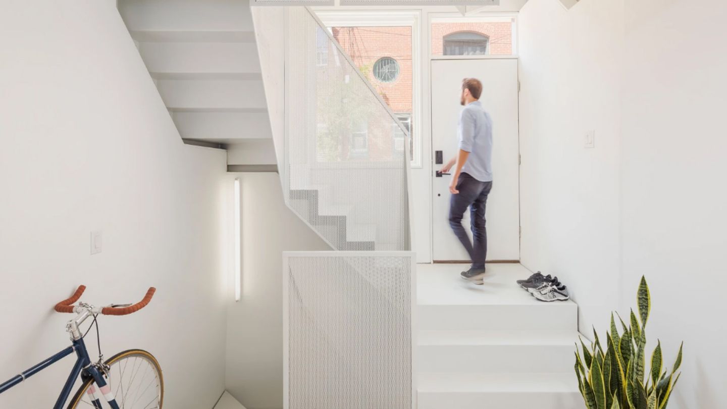 Das Design fördert das vertikale Wohnen – sprich Treppensteigen. Dazu gibt es eine begehbare Veranda im zweiten Stock und einer Dachterrasse. Der Tiny Tower demonstriert, wie man sich im kleinen Maßstab doch groß in Bezug auf Komfort und Wohnerlebnis fühlen kann – befand die Jury.