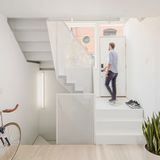 Das Design fördert das vertikale Wohnen – sprich Treppensteigen. Dazu gibt es eine begehbare Veranda im zweiten Stock und einer Dachterrasse. Der Tiny Tower demonstriert, wie man sich im kleinen Maßstab doch groß in Bezug auf Komfort und Wohnerlebnis fühlen kann – befand die Jury.