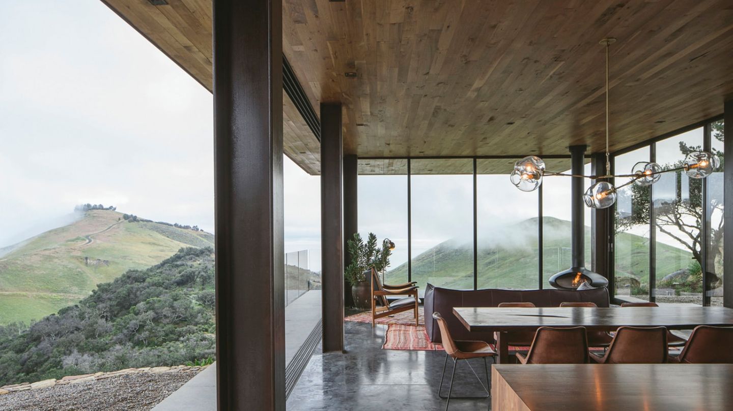 Off-Grid Guesthouse  Dieses Gästehaus befindet sich an einer der letzten unbebauten Küstenregionen Kaliforniens - mitten in einem Naturschutzgebiet. Eingebettet in einen steilen Hang, passt sich die Residenz in die umgebende Landschaft ein. 