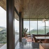 Off-Grid Guesthouse  Dieses Gästehaus befindet sich an einer der letzten unbebauten Küstenregionen Kaliforniens - mitten in einem Naturschutzgebiet. Eingebettet in einen steilen Hang, passt sich die Residenz in die umgebende Landschaft ein. 