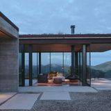 Bedeckt mit einem begrünten Dach, lädt das Haus zu einem weiten Blick auf den Pazifik und die umliegenden Hügel ein. Das Gästehaus wird von einem Photovoltaik-Energiesystem versorgt.