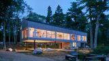 Mirror Point Mirror   Point Cottage ist ein Ferienhaus für die Tochter eines Fischers aus der Gegend, ihrem Ehemann und zwei Kinder. Es liegt an einem See Neuschottland. 