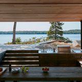 Mirror Point Cottage wird formal als ein erhöhter, Meter langer Fuß langer "Fischereischuppen" eingestuft. Die Form und Oberfläche nimmt die Tradition der Fischereihütten in Nova Scotia auf.