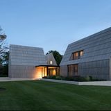 Georgica Cove  Dieses Haus liegt auf einem Grundstück mit Blick auf den Ozean. Die pastorale Idylle nimmt landestypischen Bautraditionen New Englands auf.