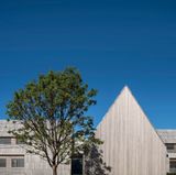 Die Räume sind um einen Innenhof herum angeordnet, aber diese Sichtverbindungen können durch große Schiebetüren auch unterbrochen werden. 