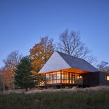 Bigwin Island Club Cabins  Die Bigwin Island Club Cabins befinden sich auf einer Insel mitten in einem See in Ontario.  Auffällig sind die mächtigen Schindeldächer unter denen die Cabins ruhen.