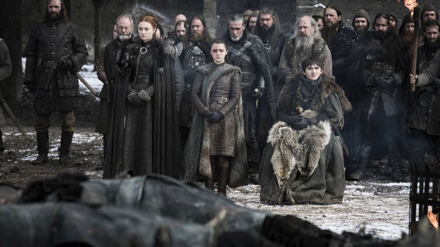Serien-Hit: Diese Szene sieht nach einem Trauermoment um die in der Schlacht gefallenen Kameraden aus.