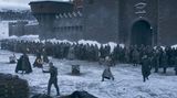 Serien-Hit: Bei der Verbrennung der gefallenen Helden legt sogar die Königin selbst Hand an.