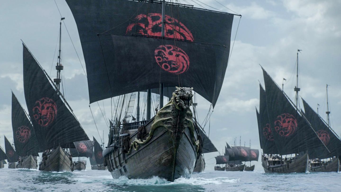 Auch wenn man bei einer Flotte zuerst an die Graufreuds denkt: Hier weht das Wappen der Targaryens auf den Segeln. Daenerys und Co. dürfen also auf dem Seeweg nach Königsmund gelangen.