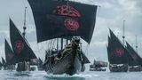 Auch wenn man bei einer Flotte zuerst an die Graufreuds denkt: Hier weht das Wappen der Targaryens auf den Segeln. Daenerys und Co. dürfen also auf dem Seeweg nach Königsmund gelangen.