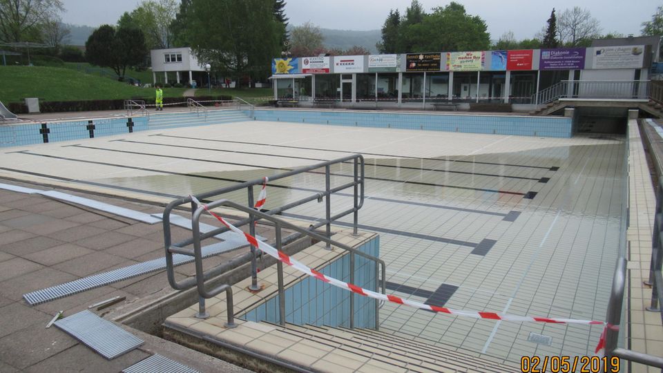 Nachrichten Deutschland Bevern Unbekannte ließen aus einem Freibad in Bevern das Wasser ab