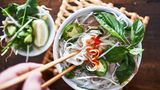 Vietnam: Weniger Fleisch, aber nicht fleischlos  Wir Deutschen essen zu viel Fleisch. Die Vietnamesen machen es mit Pho vor, wie man wenig Fleisch essen kann, aber nicht darauf verzichten muss. Pho ist gewissermaßen das Nationalgericht Vietnams.   In Vietnam beginnt eigentlich jedes Frühstück mit einer Pho. Wenn die Sonne gerade aufgegangen ist und die Hitze sich noch nicht über die Städte gelegt hat, nährt die traditionelle vietnamesische Nudelsuppe und versorgt die Menschen mit Flüssigkeit und wichtigen Nährstoffen.  Die Pho ist das Herzstück der vietnamesischen Küche. Traditionell wird sie in einer Schüssel gereicht und enthält neben einer kräftigen klaren Brühe, die meist aus Rinderknochen zubereitet wird, Reisnudeln und in dünne Scheiben geschnittenes Rindfleisch.