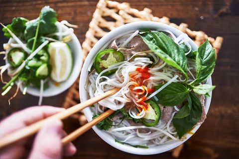 Vietnam: Weniger Fleisch, aber nicht fleischlos  Wir Deutschen essen zu viel Fleisch. Die Vietnamesen machen es mit Pho vor, wie man wenig Fleisch essen kann, aber nicht darauf verzichten muss. Pho ist gewissermaßen das Nationalgericht Vietnams.   In Vietnam beginnt eigentlich jedes Frühstück mit einer Pho. Wenn die Sonne gerade aufgegangen ist und die Hitze sich noch nicht über die Städte gelegt hat, nährt die traditionelle vietnamesische Nudelsuppe und versorgt die Menschen mit Flüssigkeit und wichtigen Nährstoffen.  Die Pho ist das Herzstück der vietnamesischen Küche. Traditionell wird sie in einer Schüssel gereicht und enthält neben einer kräftigen klaren Brühe, die meist aus Rinderknochen zubereitet wird, Reisnudeln und in dünne Scheiben geschnittenes Rindfleisch.