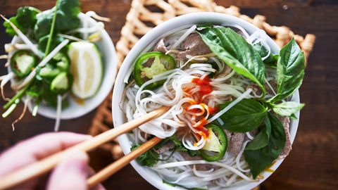 Vietnam: Weniger Fleisch, aber nicht fleischlos  Wir Deutschen essen zu viel Fleisch. Die Vietnamesen machen es mit Pho vor, wie man wenig Fleisch essen kann, aber nicht darauf verzichten muss. Pho ist gewissermaßen das Nationalgericht Vietnams.   In Vietnam beginnt eigentlich jedes Frühstück mit einer Pho. Wenn die Sonne gerade aufgegangen ist und die Hitze sich noch nicht über die Städte gelegt hat, nährt die traditionelle vietnamesische Nudelsuppe und versorgt die Menschen mit Flüssigkeit und wichtigen Nährstoffen.  Die Pho ist das Herzstück der vietnamesischen Küche. Traditionell wird sie in einer Schüssel gereicht und enthält neben einer kräftigen klaren Brühe, die meist aus Rinderknochen zubereitet wird, Reisnudeln und in dünne Scheiben geschnittenes Rindfleisch.