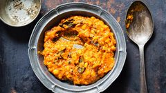 Indien: Die Basis ist Gemüse und Hülsenfrüchte  In wohl keinem anderen Land werden Gemüse und Hülsenfrüchte vielfältiger zubereitet als in Indien. Der Bohneneintopf Dal ist dabei nicht wegzudenken. Von Region zu Region gibt es große Unterschiede. Denn der Eintopf besteht aus lokalen Gemüsesorten, also solchen, die vor Ort wachsen - abhängig von der Saison. Dal gibt es mit grüner Mango, Kokosnuss, Tomaten, sogar mit Fischköpfen.  Linsen und Bohnen sind reich an Proteinen und Ballaststoffen. Sie lassen sich einfach anbauen, brauchen wenig Wasser und passen sich den Gegebenheiten an. Die amerikanische "Food and Agriculture Organization" nennt sie sogar "climate smart", also klima-clever. 