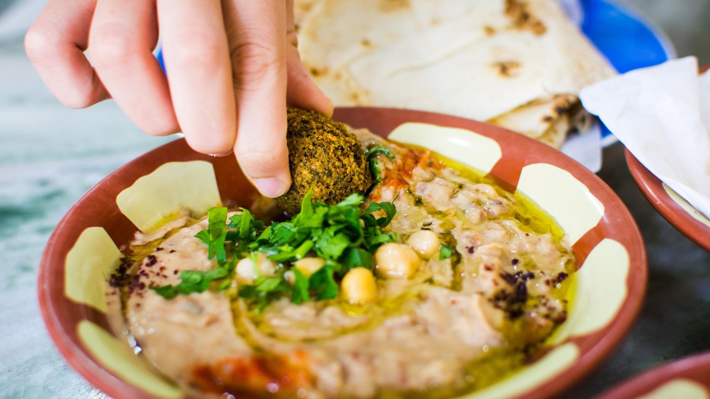 Libanon: Mahlzeiten teilen  Wer nicht zu viel essen möchte und nicht will, dass am Ende das Essen im Müll landet, sollte seine Mahlzeiten teilen. So wie es in der Levante-Küche oft der Fall ist. (Lesen Sie hier, was Levante-Küche ist). Bei vielen Essern wird es immer jemanden geben, der das letzte Stück aufessen wird.
