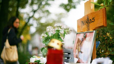 Nach der tödlichen Attacke auf Niklas standen Blumen, Kerzen und ein Holzkreuz am Tatort