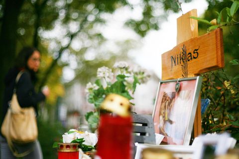Nach der tödlichen Attacke auf Niklas standen Blumen, Kerzen und ein Holzkreuz am Tatort