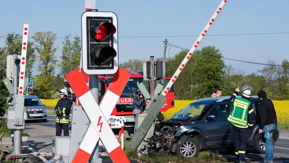 Nachrichten Deutschland Sehnde Der demolierte Pkw klemmt unter der Bahnschranke