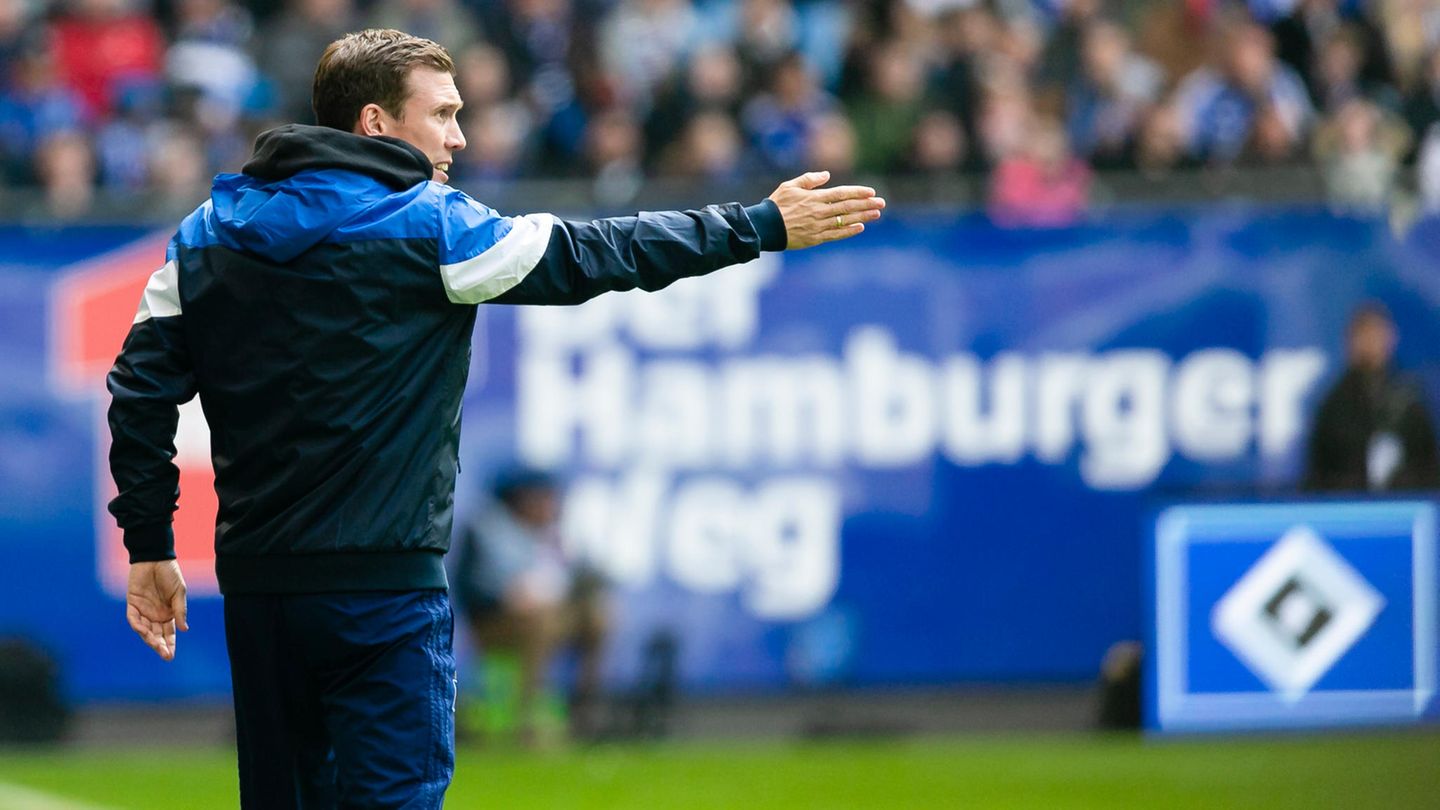 HSV-Trainer Hannes Wolf bei der Begegnung der Hamburger mit dem FC Ingolstadt