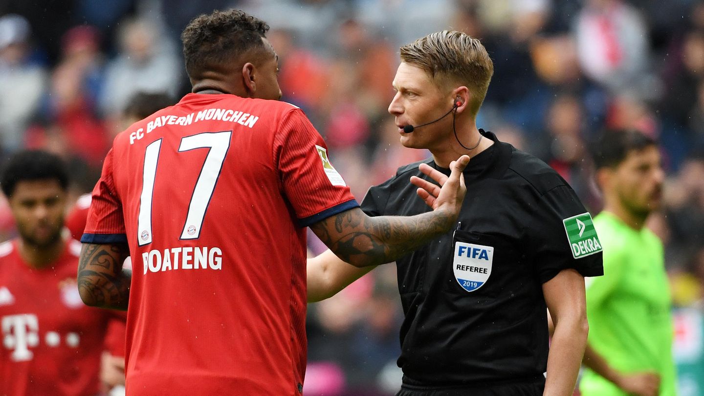 Bayern-Spieler Jerome Boateng protestiert bei Schiedsrichter Christian Dingert gegen den Handelfmeterpfiff gegen ihn
