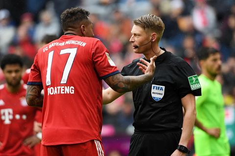 Bayern-Spieler Jerome Boateng protestiert bei Schiedsrichter Christian Dingert gegen den Handelfmeterpfiff gegen ihn