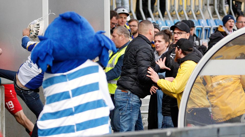 Nachrichten Deutschland Jena Ordner versuchen nach der Partie FC Carl Zeiss Jena gegen die Würzburger Kickers aufgebrachte Fans zu beruhigen