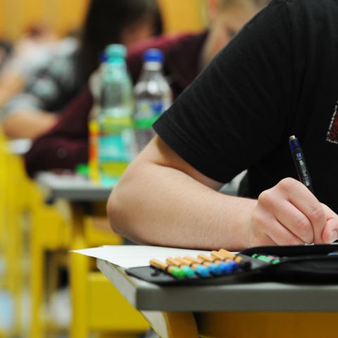 Nach Abschlussprüfung: Mathe-Abi zu schwer? Schüler starten Online-Petition und finden Zehntausende Unterstützer