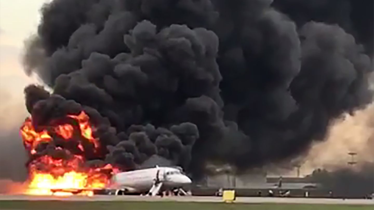 Am Moskauer Flughafen Scheremetjewo ging eine Aeroflot-Maschine bei der Notlandung auf dem Rollfeld in Flammen auf