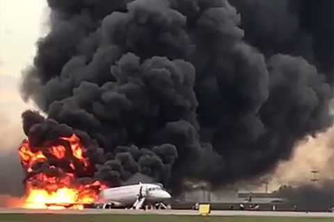 Am Moskauer Flughafen Scheremetjewo ging eine Aeroflot-Maschine bei der Notlandung auf dem Rollfeld in Flammen auf