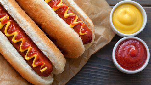 Hot Dogs mit Ketchup und Senf