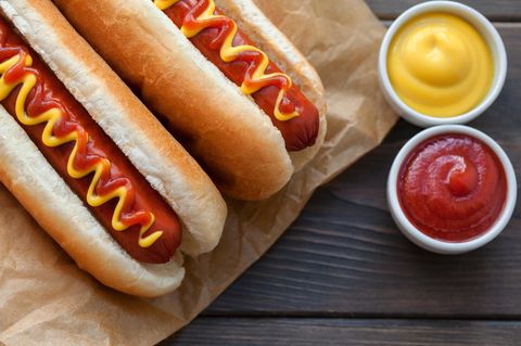 Hot Dogs mit Ketchup und Senf