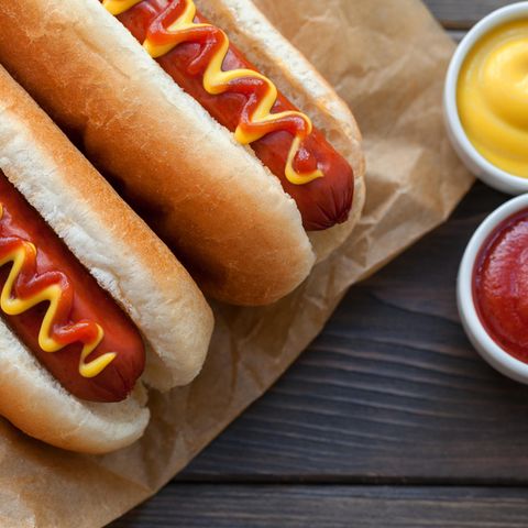 Hot Dogs mit Ketchup und Senf