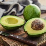 Halbieren Sie Avocados und beträufeln Sie diese mit Zitronensaft oder Olivenöl. So können Sie eine Hälfte verspeisen und die andere in einem Behälter im Kühlschrank aufbewahren, ohne dass das Fruchtfleisch oxidiert und unansehnlich braun wird. 