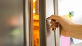 Dies ist ein einfacher Weg, die Haltbarkeit Ihrer Lebensmittel zu verlängern: Überprüfen Sie die Temperatur. Um die Produkte so frisch wie möglich zu halten, sollte der Kühlschrank auf rund drei Grad runtergekühlt sein.