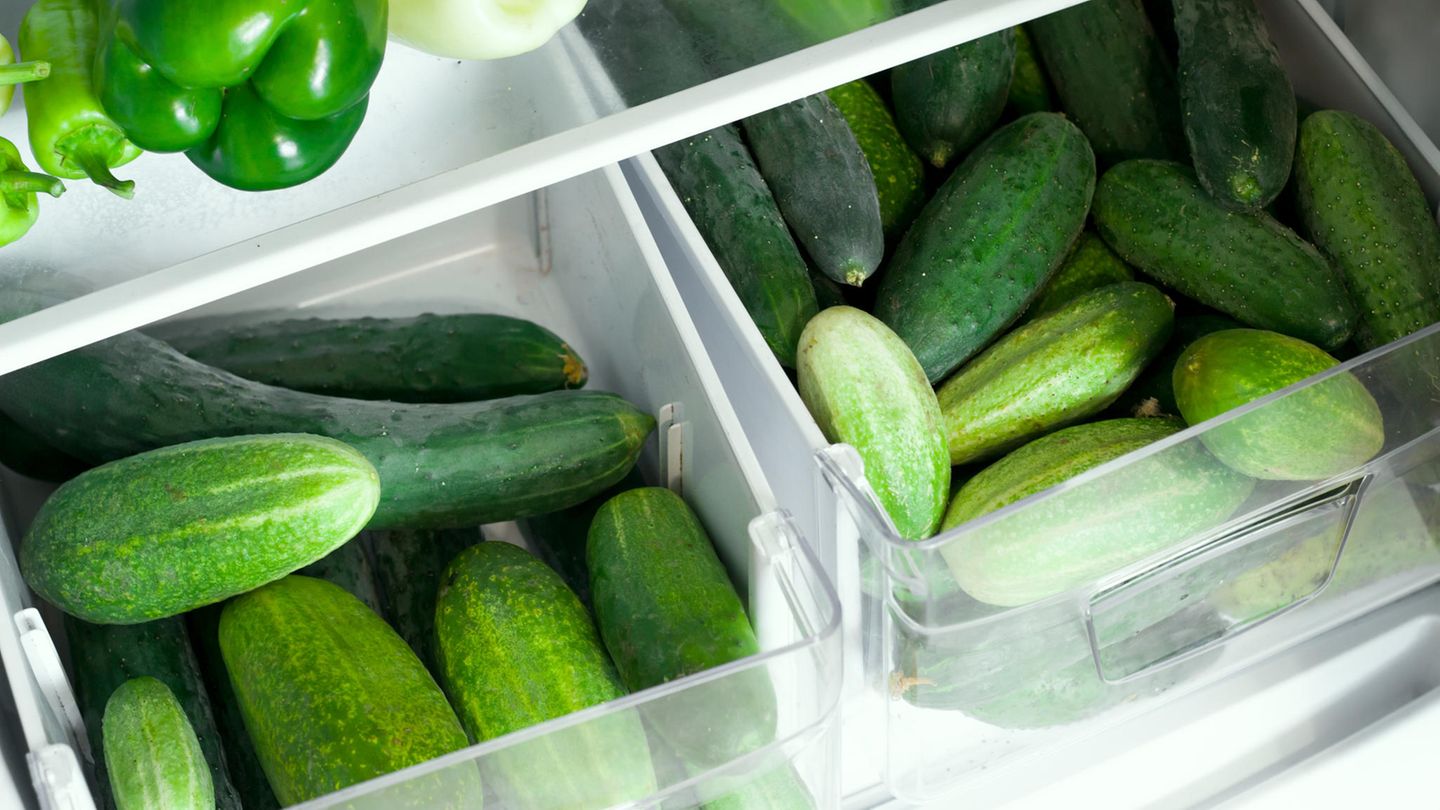 Weniger Abfall: Bewahren Sie Gurken nicht im Kühlschrank auf. Das ist nicht der beste Platz, um sie zu lagen. Denn unter zehn Grad Celsius kann das Gemüse schneller verkommen. Gurken reagieren außerdem sensibel auf Ethylen, ein Gas, das Pflanzen bei der Reifung freisetzen. Also sollten Gurken nicht neben Äpfel oder Tomaten gelagert werden. Diese Früchte setzen viel Ethylen frei.. Bewahren Sie Gurken nicht im Kühlschrank auf. Das ist nicht der beste Platz, um sie zu lagen. Denn unter zehn Grad Celsius kann das Gemüse schneller verkommen. Gurken reagieren außerdem sensibel auf Ethylen, ein Gas, dass Pflanzen bei der Reifung freisetzen. Also sollten Gurken nicht neben Äpfel oder Tomaten gelagert werden. Diese Früchte setzen viel Ethylen frei..