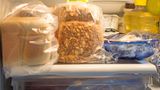Lagern Sie Brot nicht im Kühlschrank. Es gibt bessere Methoden, um das Gebäck länger frisch zu halten: Kaufen Sie immer Brot am Stück, nie bereits geschnitten. Für Toast gilt tatsächlich, ihn im Gefrierfach aufzubewahren und je nach Bedarf direkt zu toasten. Für anderes Brot eignet sich eine Brotbox beispielsweise aus Ton für die längere Frische.
