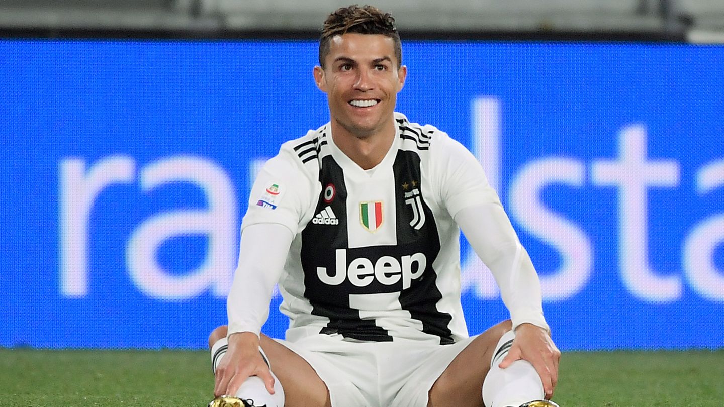 Cristiano Ronaldo von Juventus Turin lächelt während des Spiels.