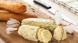 Frische Kräuter werden schnell welk. Wenn SIe sie also nicht mehr benutzen, vermengen Sie diese mit Öl oder Butter. So haben Sie, je nach Gusto, Kräuteröl oder Kräuterbutter.