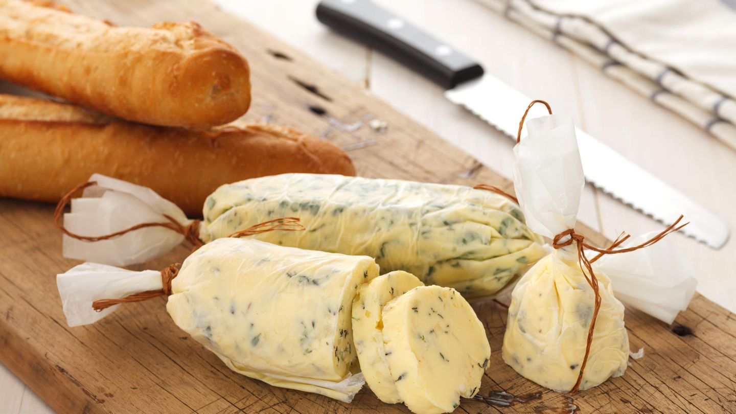 Frische Kräuter werden schnell welk. Wenn SIe sie also nicht mehr benutzen, vermengen Sie diese mit Öl oder Butter. So haben Sie, je nach Gusto, Kräuteröl oder Kräuterbutter.