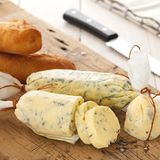 Frische Kräuter werden schnell welk. Wenn SIe sie also nicht mehr benutzen, vermengen Sie diese mit Öl oder Butter. So haben Sie, je nach Gusto, Kräuteröl oder Kräuterbutter.