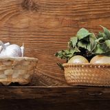 Lagern Sie Knoblauch und Zwiebeln nie im Kühlschrank. Sie benötigen einen kühlen, trockenen, aber auch luftzirkulierenden Raum. Im Kühlschrank könnte das Gemüse dadurch schnell schimmeln.