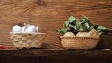 Lagern Sie Knoblauch und Zwiebeln nie im Kühlschrank. Sie benötigen einen kühlen, trockenen, aber auch luftzirkulierenden Raum. Im Kühlschrank könnte das Gemüse dadurch schnell schimmeln.