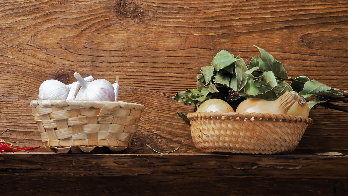 Lagern Sie Knoblauch und Zwiebeln nie im Kühlschrank. Sie benötigen einen kühlen, trockenen, aber auch luftzirkulierenden Raum. Im Kühlschrank könnte das Gemüse dadurch schnell schimmeln.