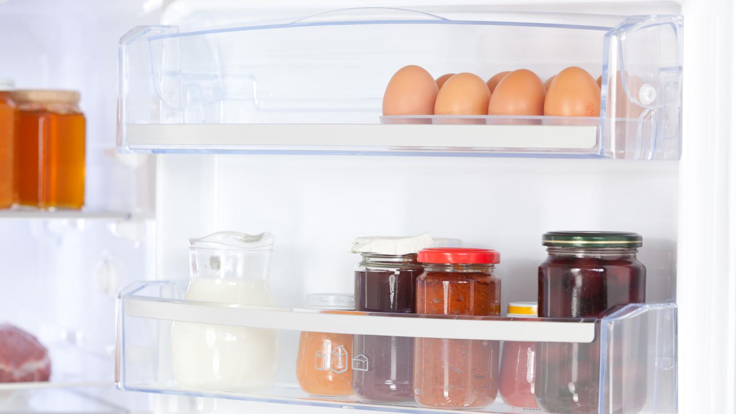 Lagern Sie Honig niemals im Kühlschrank, der kristallisiert nämlich dort aus und wird unappetitlich. Honig kann wunderbar bei Raumtemperatur gelagert werden. 