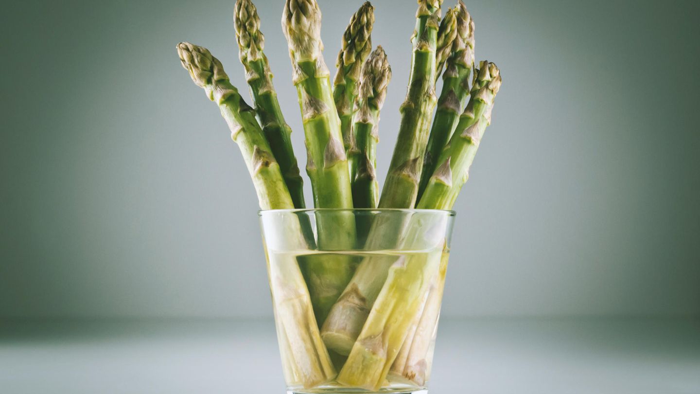 Behandeln Sie Spargel wie Blumen. Stellen Sie diese vertikal in ein Glas Wasser, am besten mit einer Plastiktüte darüber, damit der Spargel keine unangenehmen Küchengerüche annimmt.