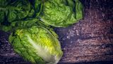 Wickeln Sie grünes Gemüse wie Salat in Aufbewahrungsbehälter mit zwei Schichten Küchenpapier. So gewährleisten Sie, dass das Grünzeug länger frisch und knackig bleibt. Das Papier saugt überflüssige Flüssigkeit auf, die den Salat ansonsten welk machen würden.