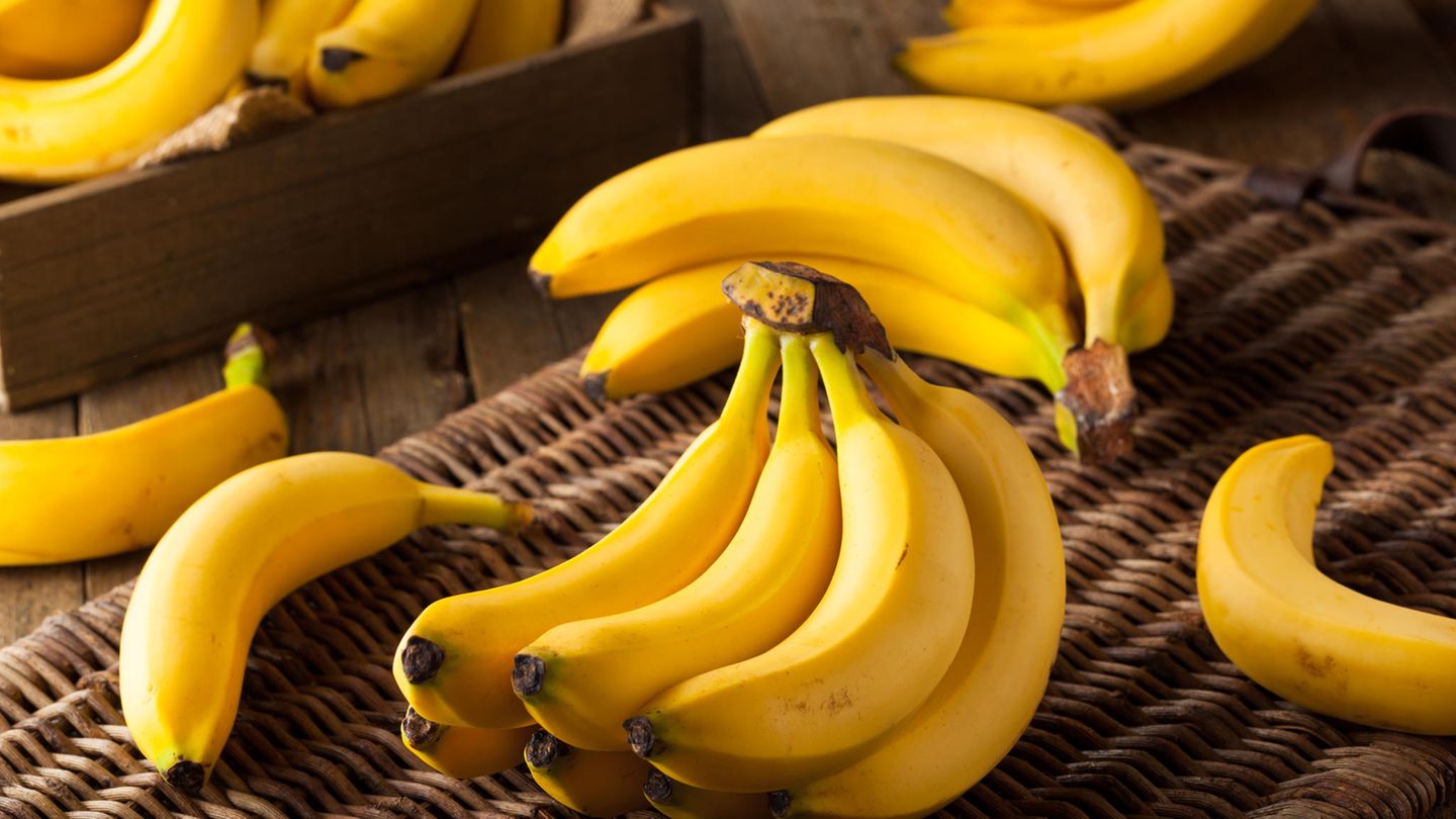 Weniger Abfall: Das ewige Bananenproblem: Gerade erst gekauft, schon sind sie braun. Doch der Reifeprozess kann etwas aufgeschoben werden. Dafür brauchen Sie nur etwas Frischhaltefolie und Tesafilm. Wickeln Sie die Frischhaltefolie einfach zwischen den Bananen durch und um den Strunk. Nun mit Tesafilm verschließen. Das Endstück der Bananen gibt nämlich Ethylen-Gas ab, das den Reifeprozess beschleunigt. Durch die Frischhaltefolie wird der Ausstoß reduziert und die Bananen werden nicht so schnell braun. Das ewige Bananenproblem: Gerade erst gekauft, schon sind sie braun. Doch der Reifeprozess kann etwas aufgeschoben werden. Dafür brauchen Sie nur etwas Frischhaltefolie und Tesafilm. Wickeln Sie die Frischhaltefolie einfach zwischen den Bananen durch und um den Strunk. Nun mit Tesafilm verschließen. Das Endstück der Bananen gibt nämlich Ethylen-Gas ab, das den Reifeprozess beschleunigt. Durch die Frischhaltefolie wird der Ausstoß reduziert und die Bananen werden nicht so schnell braun.